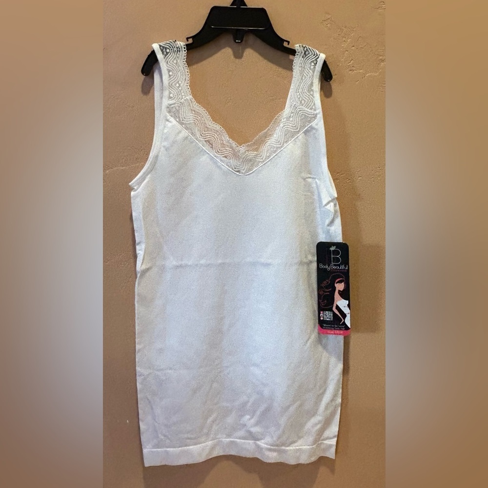 BODY BEAUTIFUL White Shaping Seamless Tank Top With Lace Trim Size M/L NWTS